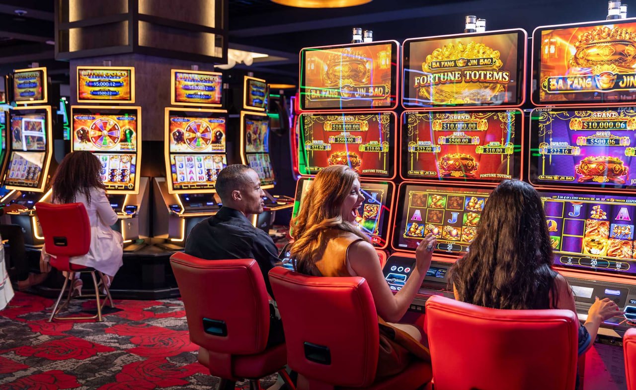 mmr gaming လောင်းကစား Live Baccarat Dealer ကစားသမားနှင့် ဆောင်ရွက်နေသည်